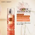 Gros plan sur la brume parfumée Amber Radiance montrant les notes et le design du flacon. - Éclat d'Ambre