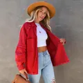 Dettaglio giacca di jeans rossa oversize lavata con orlo a frange e maniche lunghe - Taglia S / Top / Rosso scuro