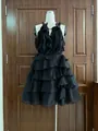 Gedetailleerde weergave van een zwarte gelaagde chiffon jurk met ruches en halter - 3XL / Dresses / Zwart