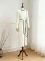 Vestido elegante crema de manga larga con ribete negro y cintura anudada asimétrica - S / Vestidos / Blanco
