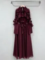 Elegante abito lungo bordeaux con balze a strati e cintura regolabile in vita. - Taglia S / Vestiti / Borgogna
