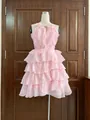 Détail d'une mini-robe rose en mousseline à volants avec un décolleté licou élégant - Rose Clair