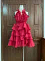 Vue détaillée d'une élégante mini-robe rouge en mousseline à volants avec un col licou chic - Bordeaux