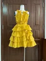 Detail van gele chiffon halterjurk met gelaagde ruches gepresenteerd op een mannequin - 3XL / Dresses / Goudgeel