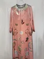 Elegante roze jurk met lange mouwen, kleurrijke abstracte prints en een klassieke ronde halslijn - S / Dresses