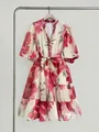 Vista detallada del vestido floral con cuello en V, cuentas de perlas y mangas farol - S / Vestidos / Rojo