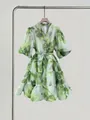 Vista detallada de vestido floral verde con cuello en V, mangas farol y pedrería. - S / Vestidos / Verde