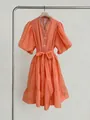 Elegante vestido naranja con mangas abullonadas, escote en V con cuentas y cinturón. - S / Vestidos / Naranja
