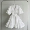 Elegante minivestido blanco con volantes, mangas farol, lazo en la cintura y pedrería - S / Vestidos / Blanco