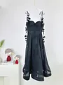 Vue détaillée d'une élégante robe midi noire en soie et lin avec bretelles fleuries - S / Robes / Noir