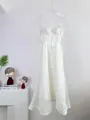 Détail de robe midi blanche en soie et lin avec bretelles pétales et lien à la taille - S / Robes / Blanc