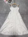 Vista dettagliata di un abito bianco con spalline in pizzo e ricami in stile francese - Taglia S / Vestiti / Modello lungo / Bianco