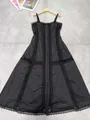 Dettaglio del vestito lungo nero in pizzo in stile francese con bottoni decorativi - Taglia S / Modello lungo / Nero