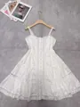 Vista dettagliata dell'abito bianco in stile francese con pizzo ricamato. - Taglia S / Vestiti / Modello corto / Bianco