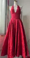 Vista detallada de un elegante vestido de noche largo rojo con cuello halter y jacquard - Rojo