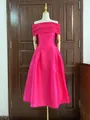 Elegante fuchsia midi-jurk met blote schouders en een wijde rok op een etalagepop. - S / Roze