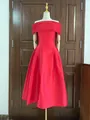 Elegante rode midi-jurk met blote schouders en een wijde rok op een etalagepop - S / Rood