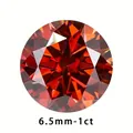 Macro detail van een 6,5 mm 1 ct rond briljant geslepen granaatrode moissanite losse steen - Ronde Losse Steen / 6.5mm (1ct) / Granaatrood
