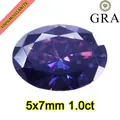Detalle macro de moissanita de 1,0 ct color púrpura imperial corte óvalo con GRA - Forma Ovalada (1ct Con Certificado GRA) / 5X7mm / Púrpura Imperial