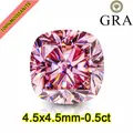 Macro-detail van een 0,5 ct roze kussengeslepen moissanite edelsteen met GRA-zegel - 4.5x4.5mm (0.5ct) / Roze