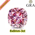 Macro-opname van een sprankelende 3ct roze moissaniet in kussenvorm, maat 8x8mm. - 6x6mm (1ct) / Roze