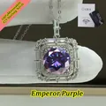 Dettaglio macro di collana in argento 925 con grande moissanite viola imperiale - Viola Reale