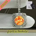 Dettaglio macro della collana in argento sterling 925 con ciondolo in moissanite arancione - Arancione (Pietra Fanta)