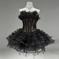 Vista detallada del elegante vestido de corsé de encaje negro con falda de tul volantes - S / Vestidos / Negro