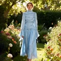 Vista detallada de un vestido plisado azul claro de estilo francés con puños de lazo - S / Vestidos / Azul
