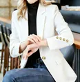 Nahaufnahme eines eleganten, weißen Slim-Fit-Blazers mit markanten goldenen Knöpfen - S / Oberteile / Weiß