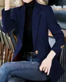 Elegante dunkelblaue Damen-Slim-Fit-Blazer mit dekorativen Goldknöpfen für den Herbst. - Marineblau