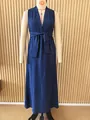 Robe longue bleu foncé sans manches à col en V avec ceinture sur un mannequin de mode. - Bleu foncé