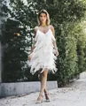 Détail de robe blanche à franges multicouches avec paillettes scintillantes et col en V - S / Robes / Coloré et Blanc