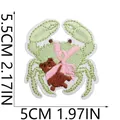 Detailansicht des grünen Krabben-Stickaufbüglers mit Braunbär, Maße 5,5 x 5 cm - Krabbe Bär Stil (X25HL-09-09)