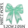 Detail des grünen Schleifen-Stickpatches mit 5,8x5,2cm Maßen für Kleidungsdeko - Minzgrüner Schleifen-Stil (X25HL-12-11)