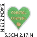 Grüner herzförmiger Stickaufnäher mit Coastal Cowgirl Text und dekorativer Muschel. - Text Herz Stil (X25HL-088-13)