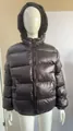 Vista detallada de una chaqueta acolchada negra brillante con capucha premium en maniquí - XS / Tops / Negro (Estilo con Cremallera Única)