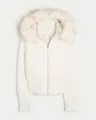 Detailansicht der weißen Winter-Pufferjacke mit Kunstfellkapuze und Daumenlochbündchen. - S / Top (XTD3372) / Weiß