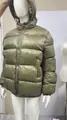 Chaqueta acolchada metálica verde oliva con capucha para hombre en un maniquí blanco de tienda - XS / Tops / Verde Oscuro (Estilo con Cremallera Única)
