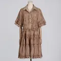 Vista dettagliata del set vacanze donna con camicia in pizzo ricamato e gonna a balze kaki - Taglia S / Top E Pantaloni / Kaki