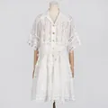 Completo due pezzi in pizzo bianco con camicia ricamata e gonna a balze elegante - Taglia S / Top E Pantaloni / Bianco