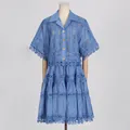Elegante set da resort blu in due pezzi con camicia ricamata e gonna a balze - Taglia S / Top E Pantaloni / Blu