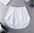 Dettaglio dell'estensione della camicia bianca con elastico in vita e bottoni - Taglia S / Pantaloni e gonne / Bianco