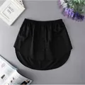 Dettaglio di un estensore per camicia nero con bottoni su una superficie grigia - Taglia S / Pantaloni e gonne / Nero