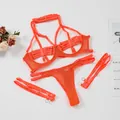 Vue détaillée de l'ensemble de lingerie 4 pièces orange fluo à lanières. - Orange