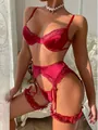 Vista dettagliata di un set di lingerie in pizzo rosso con reggicalze e perizoma da donna. - Taglia S / Set / Borgogna