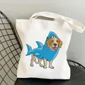 Detail van een Beagle-hond in een blauw haaienpak-print op een canvas draagtas. - Haai Onesie Beagle (12)