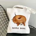 Leuke witte canvas tote bag voor dames met een grappige Beagle Bagel cartoonprint - Beagle Bagel Illustratie (3)