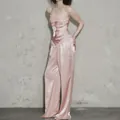 Detalle del conjunto de dos piezas de satén rosa con top palabra de honor y pantalones - S / Bottoms / Rosa