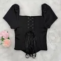 Vista dettagliata del top a corsetto nero con maniche a sbuffo e lacci frontali - XS / Top / Nero